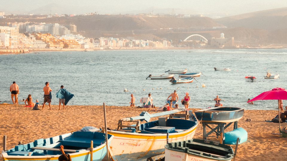 Strand mit Fischerbooten und Atlantikblick auf Gran Canaria