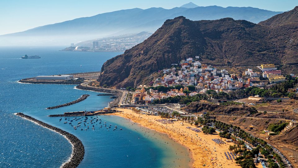 Küstenlandschaft der Kanaren mit Atlantik, Bergen und goldenem Sandstrand