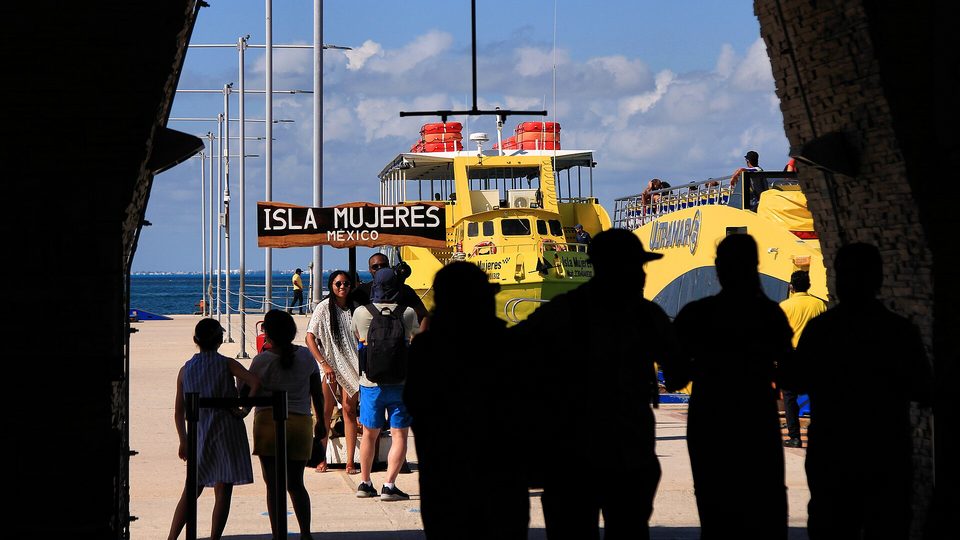 Gelbe Passagierfähre am Anleger von Isla Mujeres