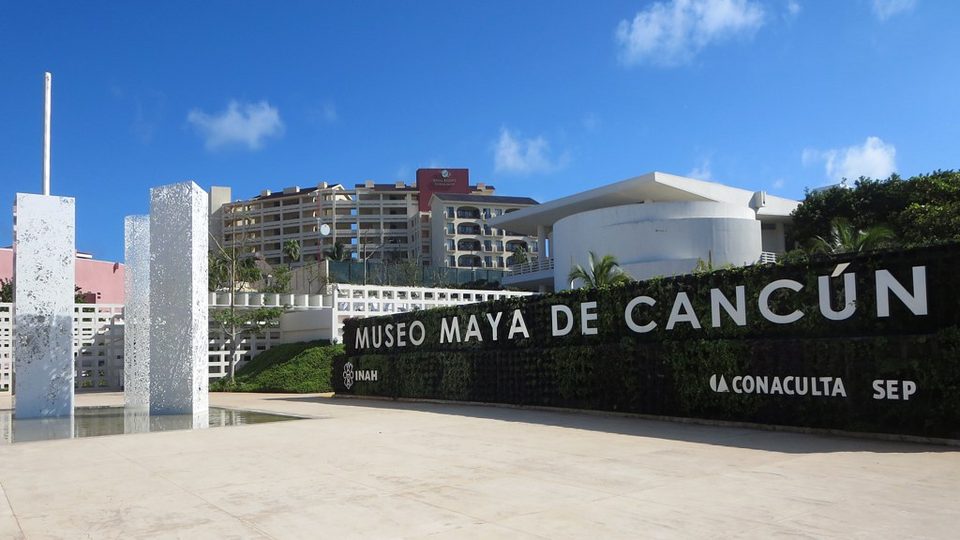 Eingang des Museo Maya de Cancún