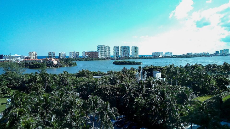 Blick über die Lagune Nichupté zur Hotelzone von Cancún