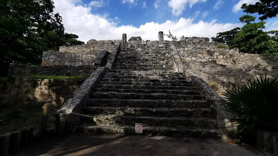 Steinerne Pyramide der Maya-Stätte San Miguelito in Cancún