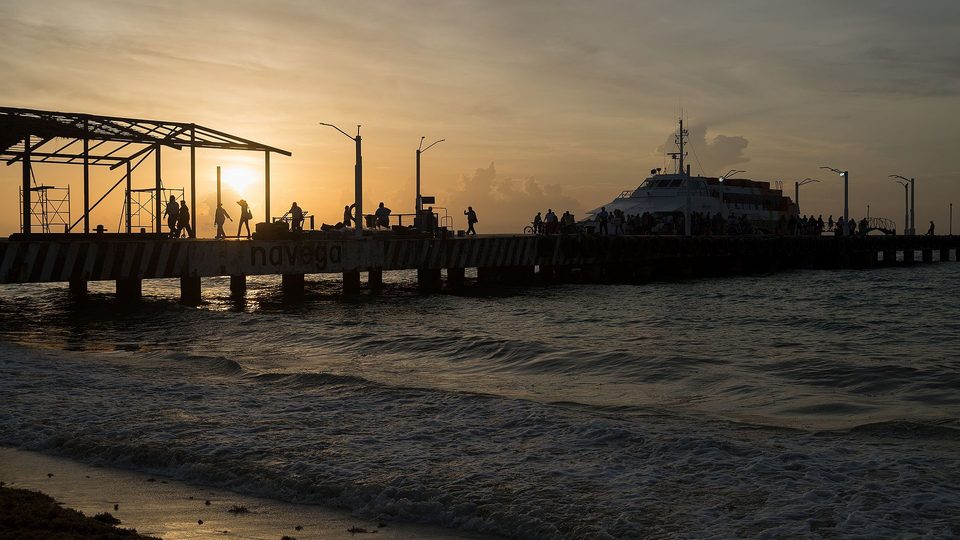 Fähre nach Cozumel bei Sonnenaufgang vor Playa del Carmen