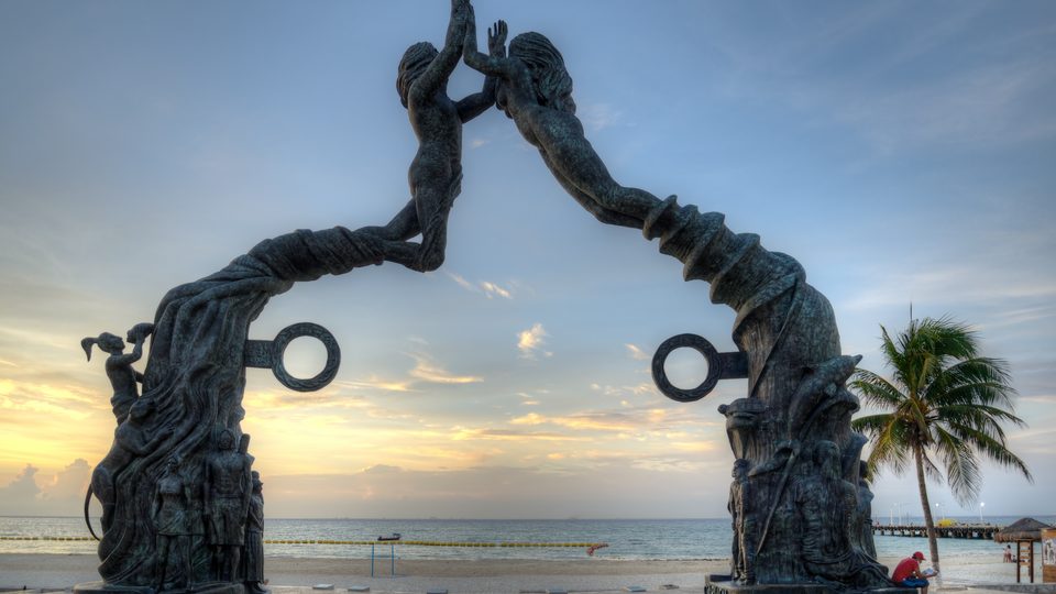 Portal-Maya-Skulptur am Parque Fundadores in Playa del Carmen