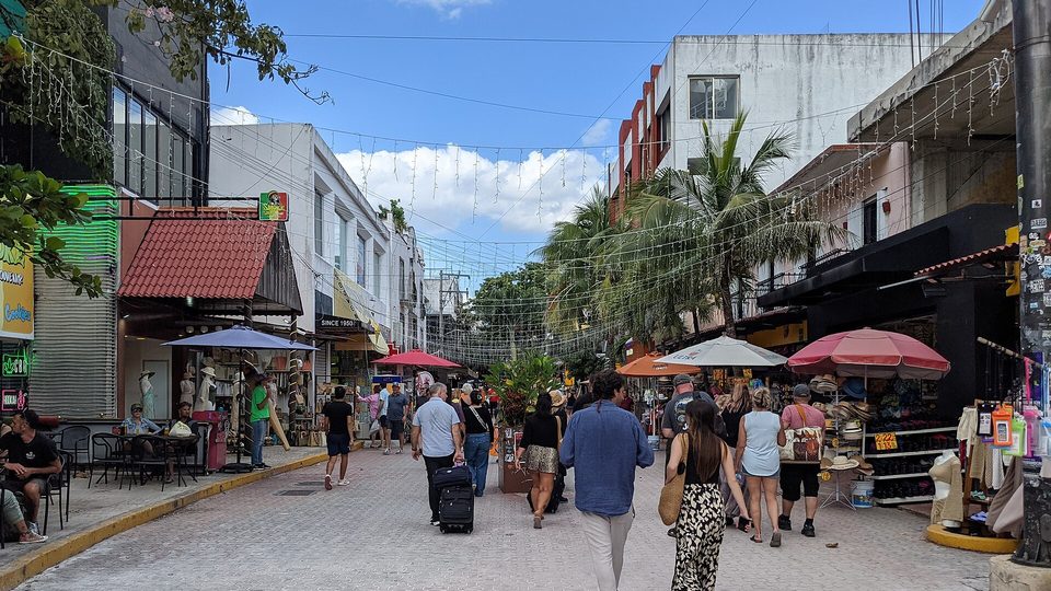 Fußgängerinnen und Fußgänger auf der Quinta Avenida in Playa del Carmen