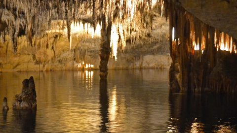 Beleuchtete Tropfsteinformationen in den Coves del Drach bei Porto Cristo