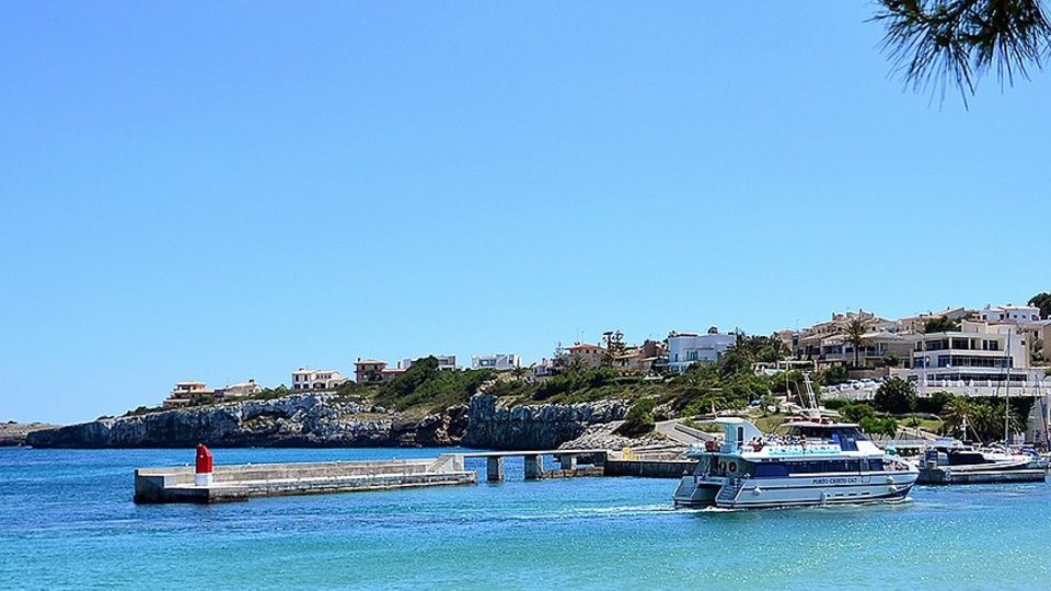 Strandbucht von Porto Cristo neben dem Hafen