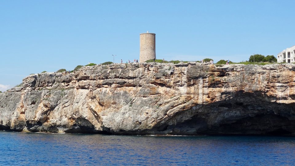 Torre dels Falcons an der Hafeneinfahrt von Porto Cristo