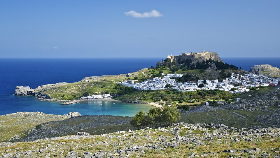 Weiße Häuser von Lindos, die Akropolis und die angrenzenden Buchten
