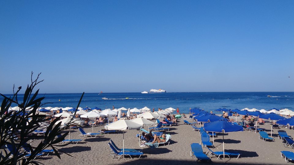 Strand und Meer am Elli Beach in Rhodos-Stadt