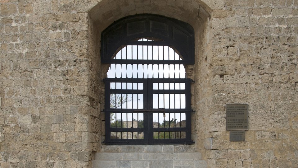 Steinernes Tor mit Gitter am Großmeisterpalast in Rhodos-Stadt