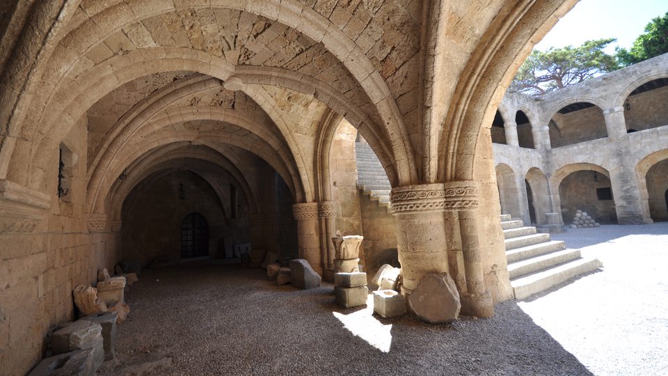 Innenhof des Archäologischen Museums im ehemaligen Ritterhospital von Rhodos