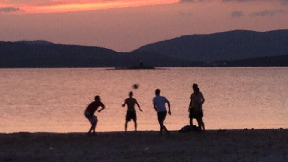 Familien und Kinder am Strand von Alghero
