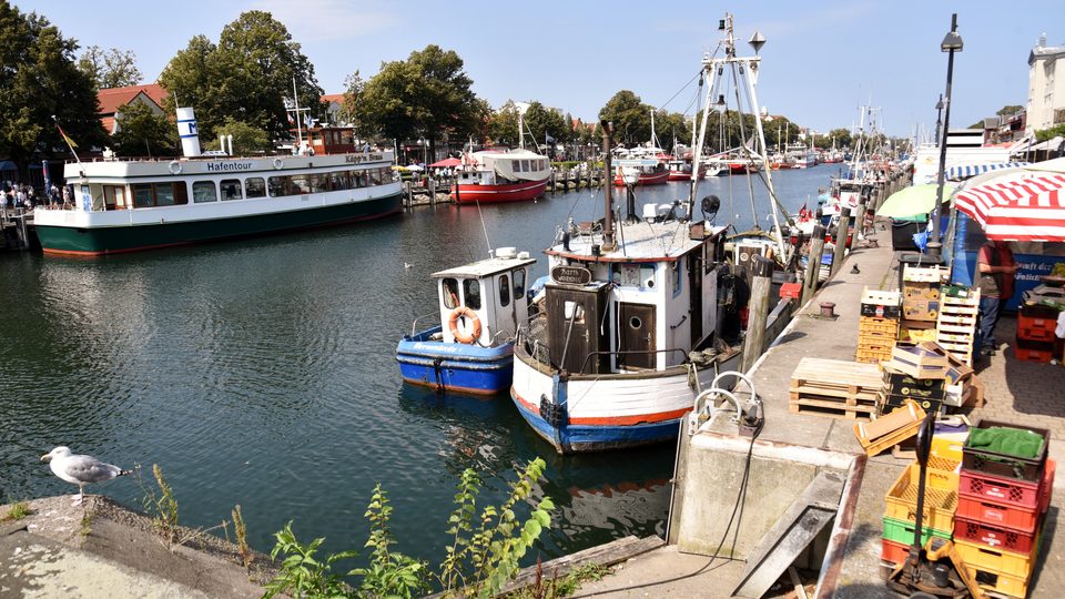 Boote und Giebelhäuser am Alten Strom in Warnemünde