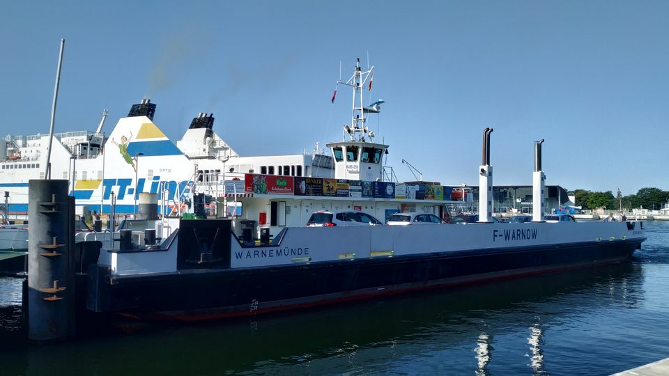 Warnowfähre zwischen Warnemünde und Hohe Düne
