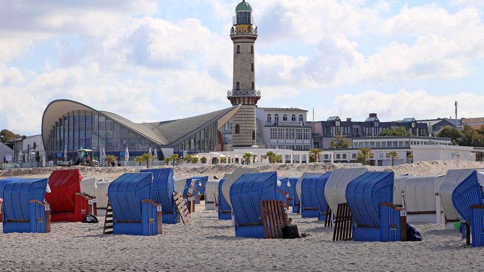 Leuchtturm, Teepott und Strand von Warnemünde im Sommer