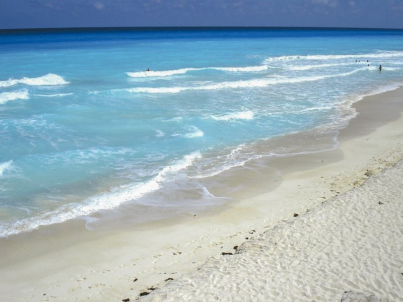 Heller Sandstrand und türkisfarbenes Karibikwasser in Cancún
