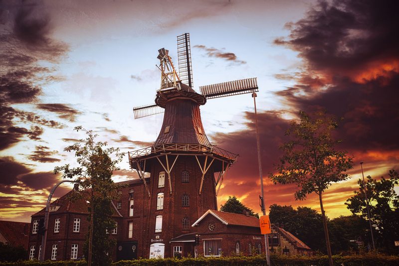 Die Deichmühle in Norddeich vor dramatischem Abendhimmel