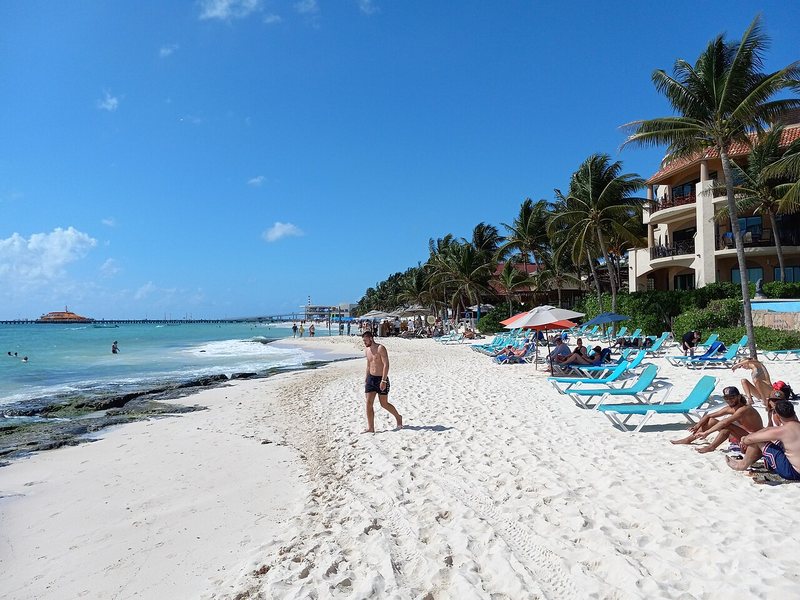 Sandstrand von Playa del Carmen mit Karibikwasser und Palmen
