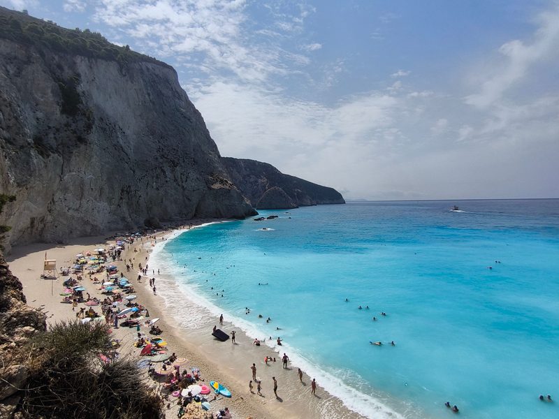 Der Strand von Porto Katsiki auf Lefkada unter einer hohen weißen Steilwand, davor das türkise Ionische Meer — zeigt nicht den genannten Ort