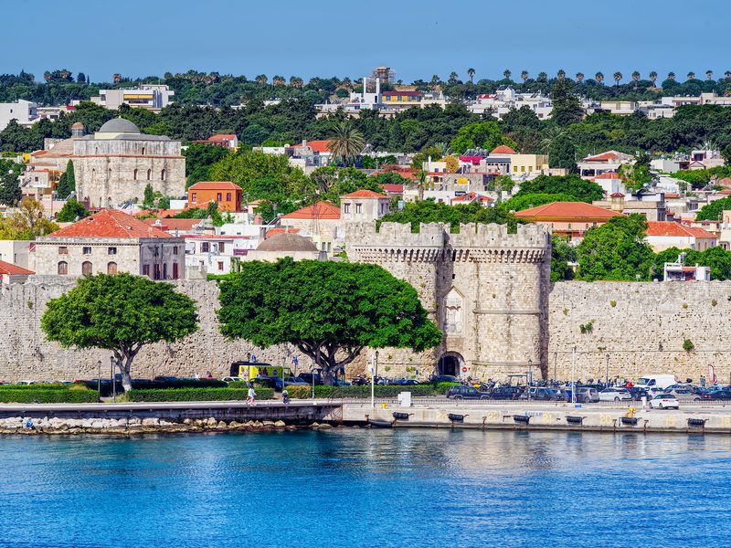 Historische Stadtmauer und Häuser von Rhodos-Stadt am Wasser