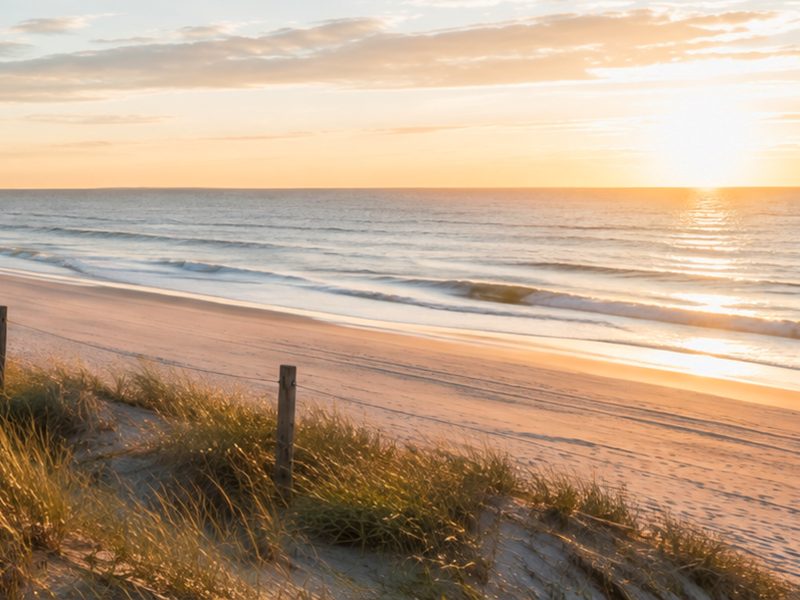 KI-generiertes Stimmungsbild eines weiten Sandstrandes unter offenem Himmel — zeigt nicht den genannten Ort